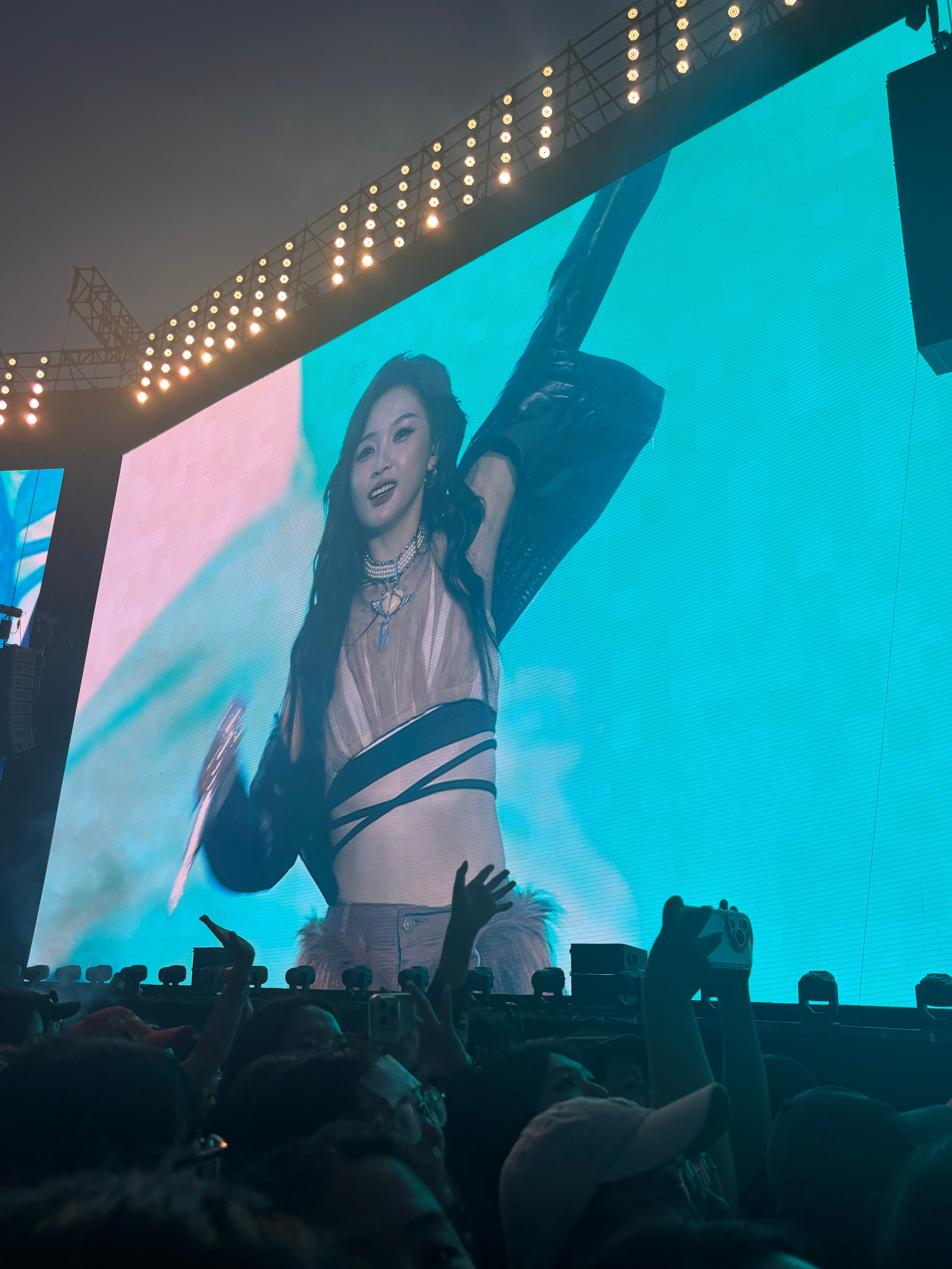 吴宣仪[超话]  wxy吴宣仪音乐节大屏 我只能说吴宣仪舞台从未让人失望，请让吴