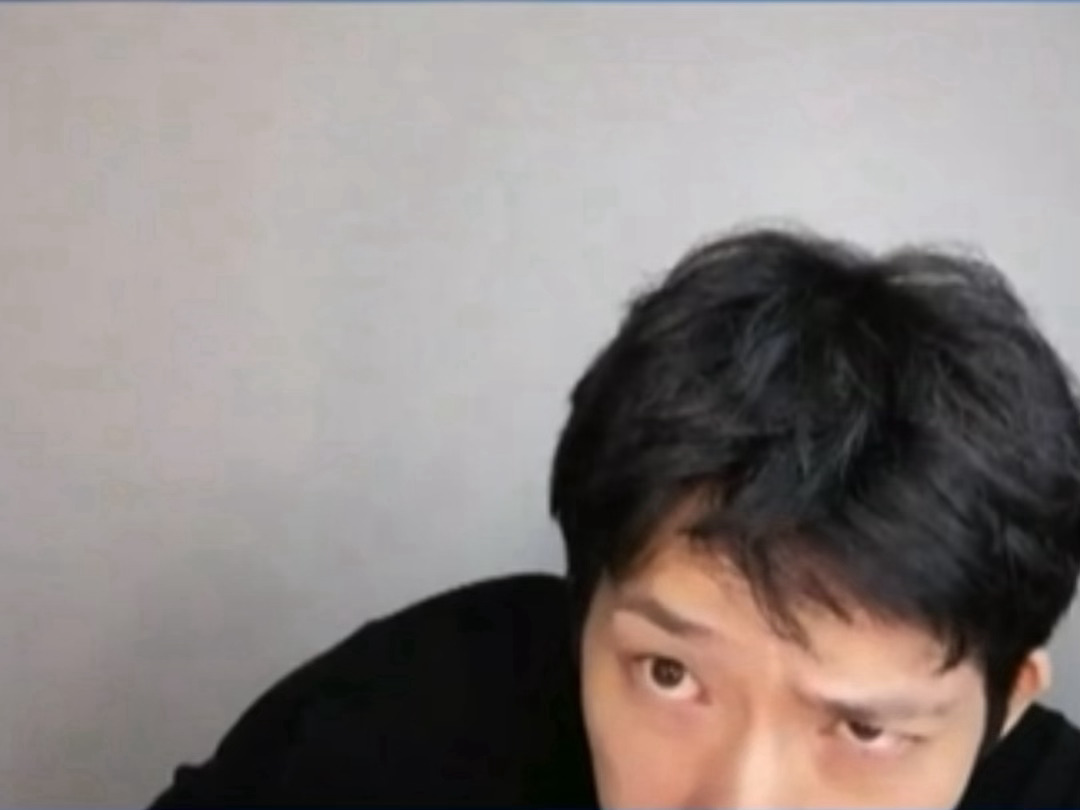 井柏然偷喝饮料井柏然偷喝饮料的表情 哈哈哈哈哈哈哈哈这是干嘛呢 ​​​