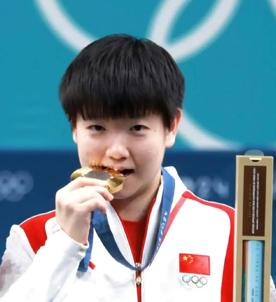孙颖莎，8岁就登上国庆花车，那时她就已光芒四射！🎉

22岁，她在亚运会代表运