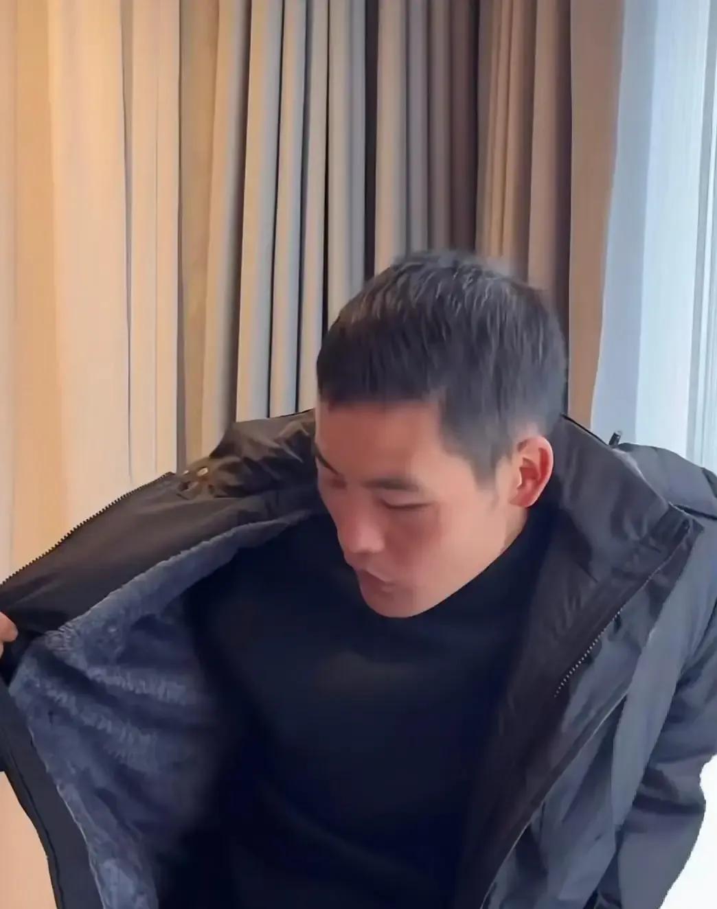 刀疤哥零下八度穿单衣冲半决赛，冻得嘴紫还推开骆驼递来的羽绒服，转头说忘带。
品牌