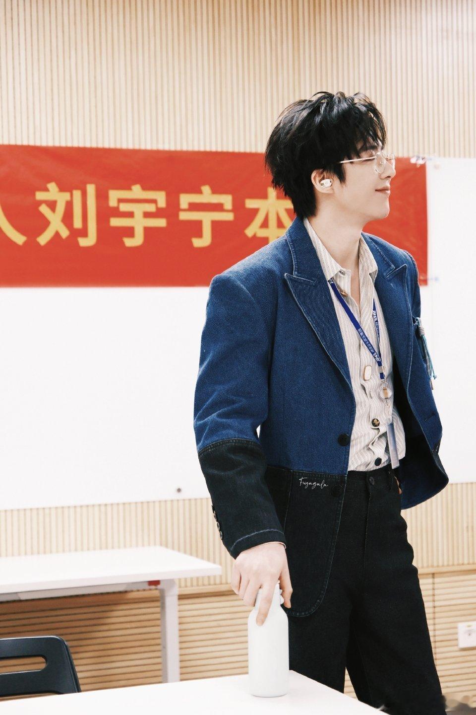 刘宇宁马年央视春晚第二次联排路透，蓝色大衣欧巴