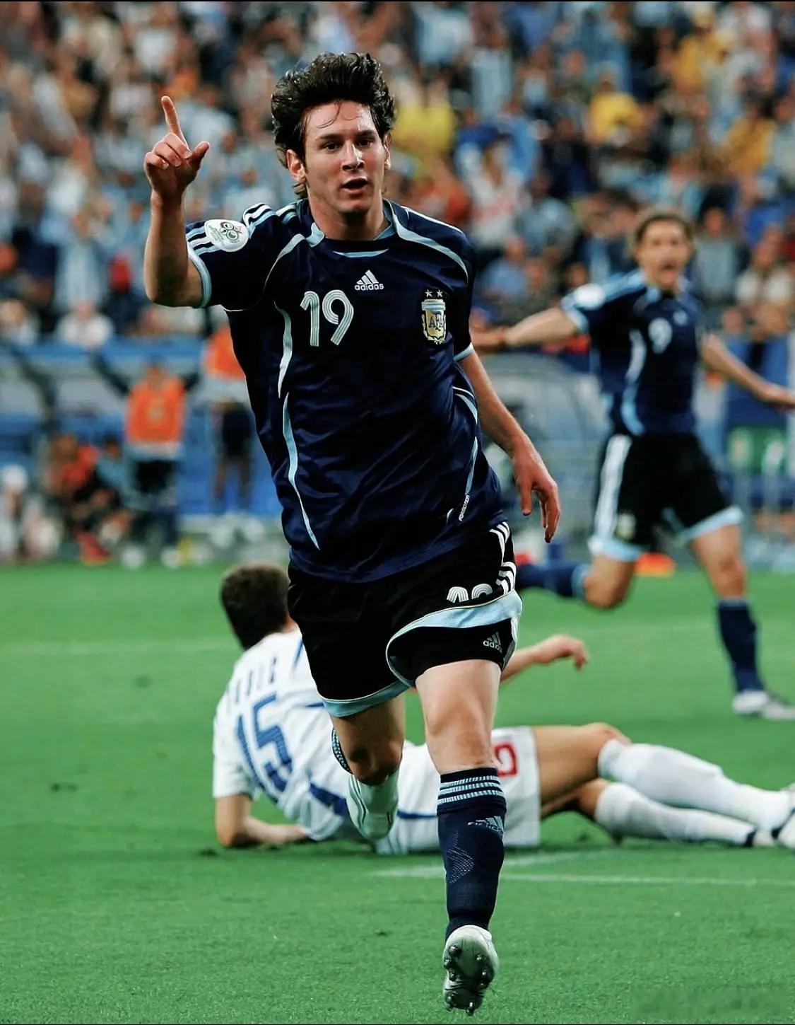 梅西最快时候的速度是什么档次？和顶级边锋同一档吗？ 