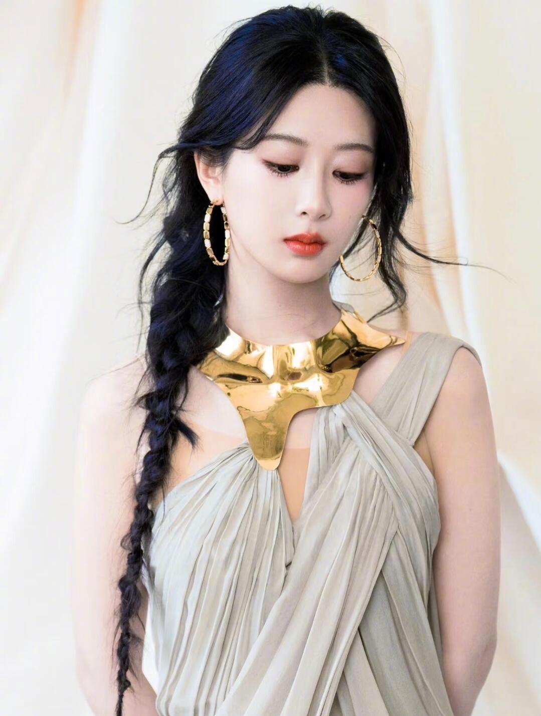 杨紫杨旎奥只是曾用名不是原名杨旎奥只是童年曾用名，杨紫小学就走完户籍更名流程，学