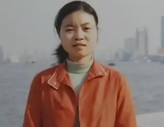 “我不要被脐带拴住！”2009年，女硕士把毛巾一端套住水龙头，另一端套住脖子将自