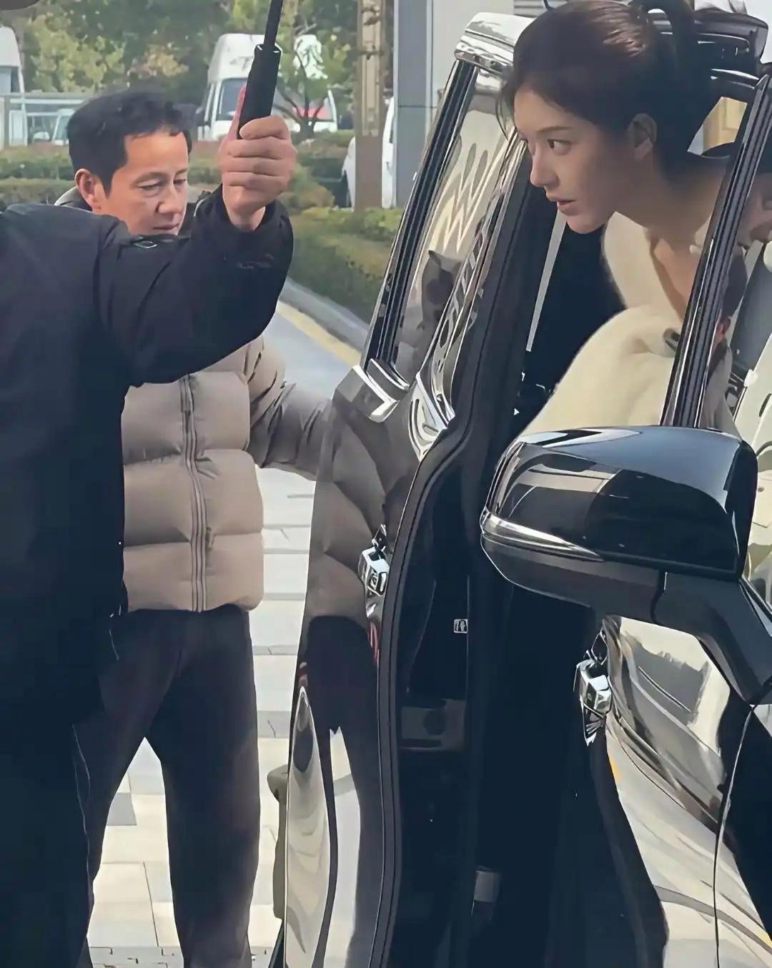 赵露思和父亲简直是一个模子刻出来的翻版，她们家的鼻子基因好优秀 