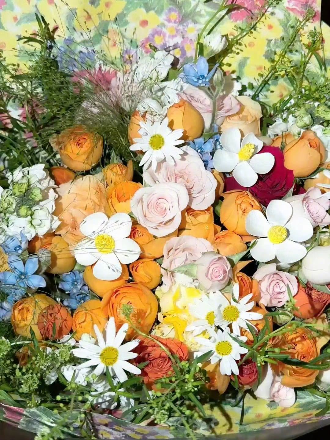 周冬雨和粉丝送的花合影 啊啊啊谁懂这一组的含金量！周冬雨素颜出镜和粉丝送的花同框