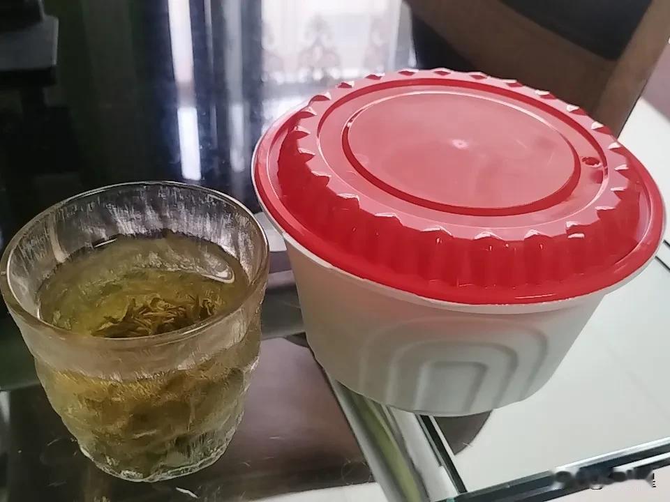 一年都不热闹的手机，今天频繁亮起屏幕，银行、加油站、外卖平台的“祝福”短信精准抵