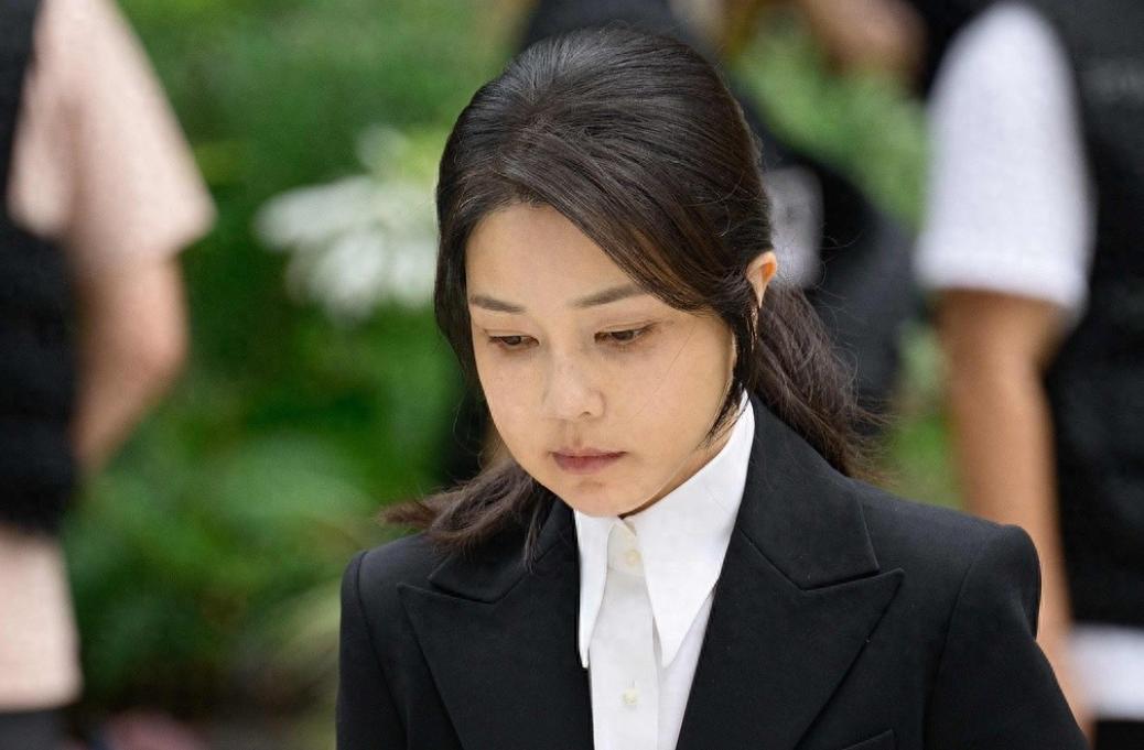 金建希在法庭上哭得稀里哗啦，把受审归咎于嫁给尹锡悦。这出“戏”可太有意思了，她把