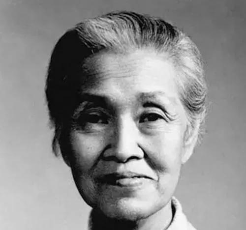 1964年，一名身患重症的孕妇正要进行手术，林巧稚拦下做手术的医生，说：让她出院