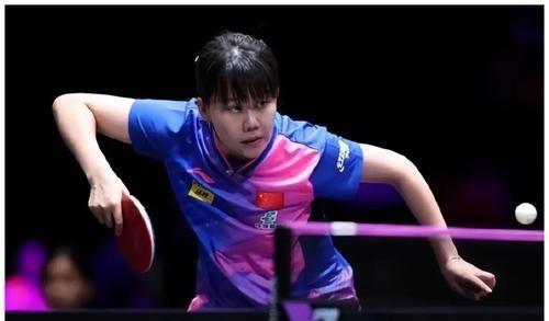 8比4领先时，她握拍的手开始发黏。
观众席的嗡嗡声突然变成尖啸。
球台的蓝色在她