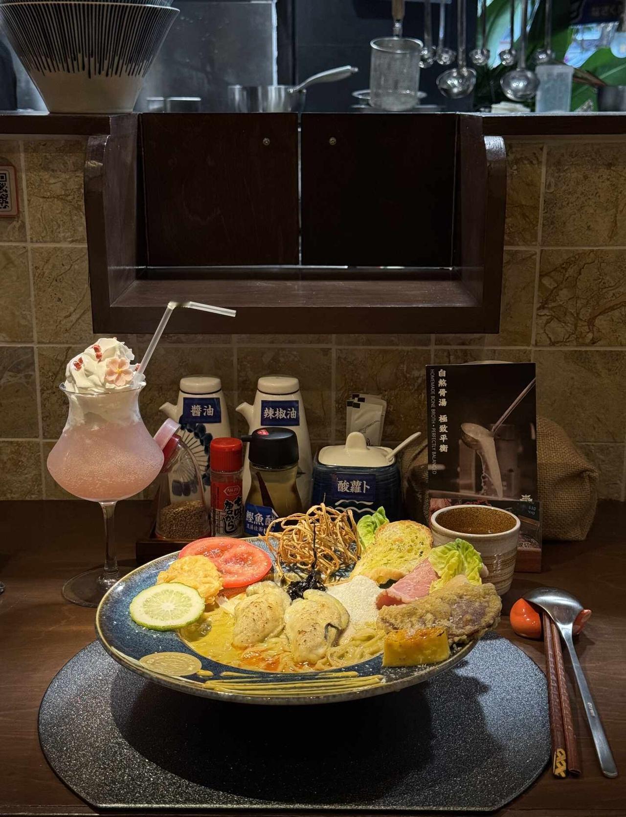 广州！六运小区挖到适合一人食的治愈小店！
周末的六运小区真的好多人！！！
偶然进