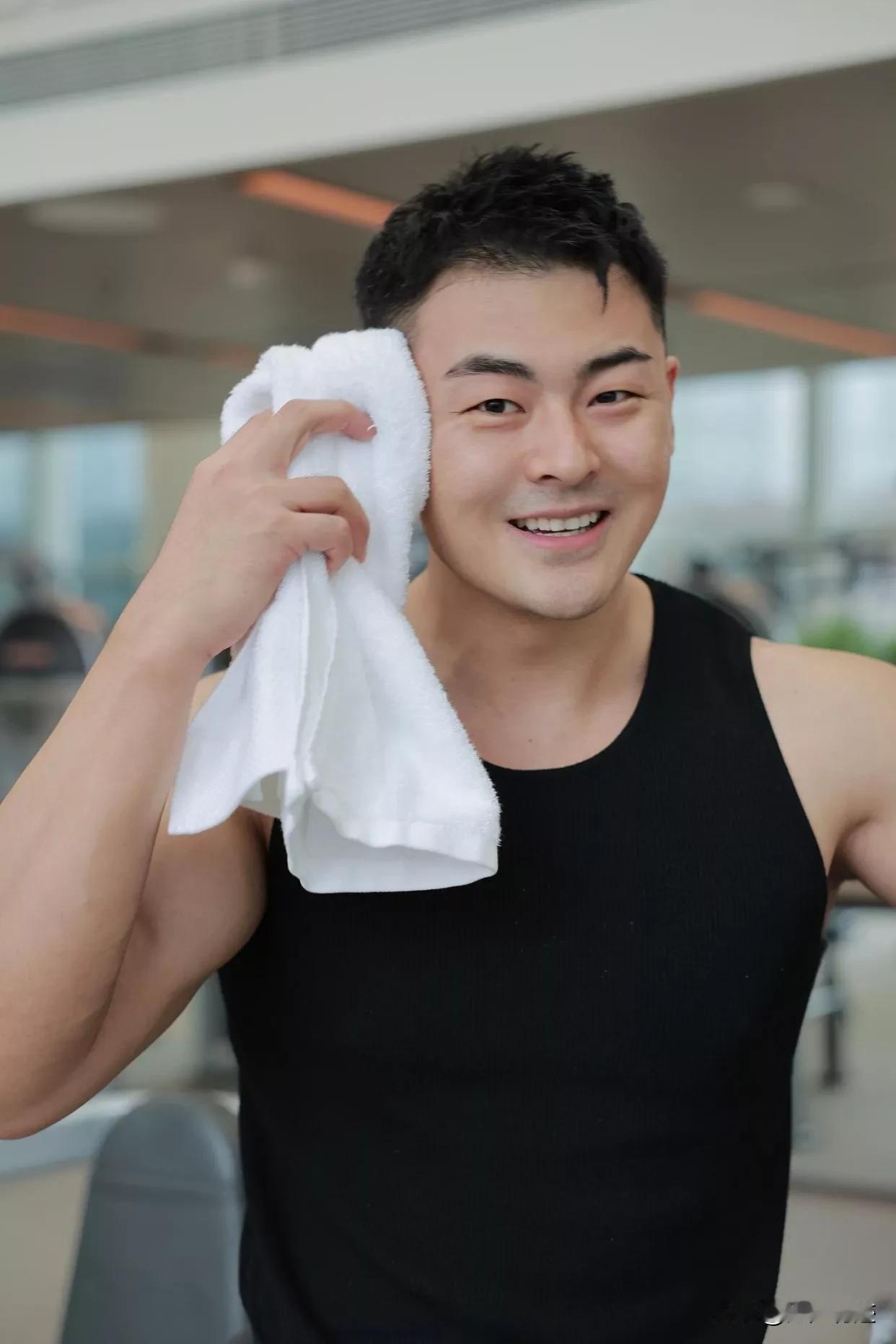 这是世界男模中国赛区的总冠军，大家觉得这个形象，代表中国可还行？
菱形脸，棱角分