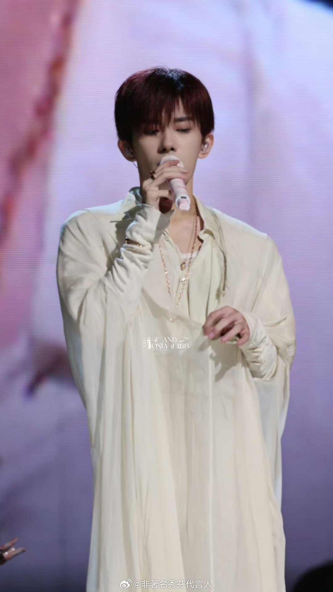 易烊千玺站姐live神图极境显示温柔和神性的感觉，好喜欢。 