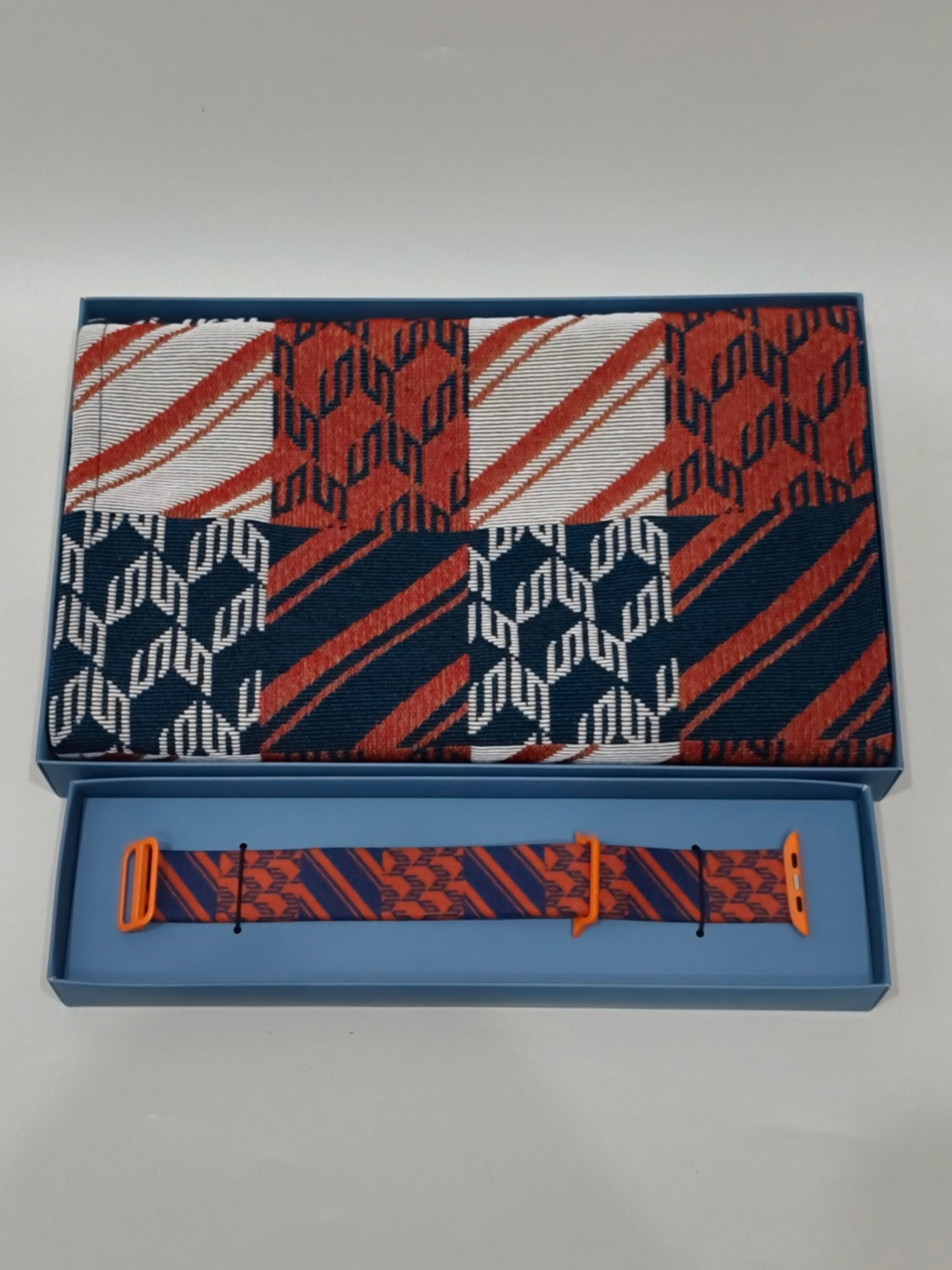 30天模型连送挑战 第213期今天【抽奖】送出的是：BMW 餐桌垫+手表带评论区