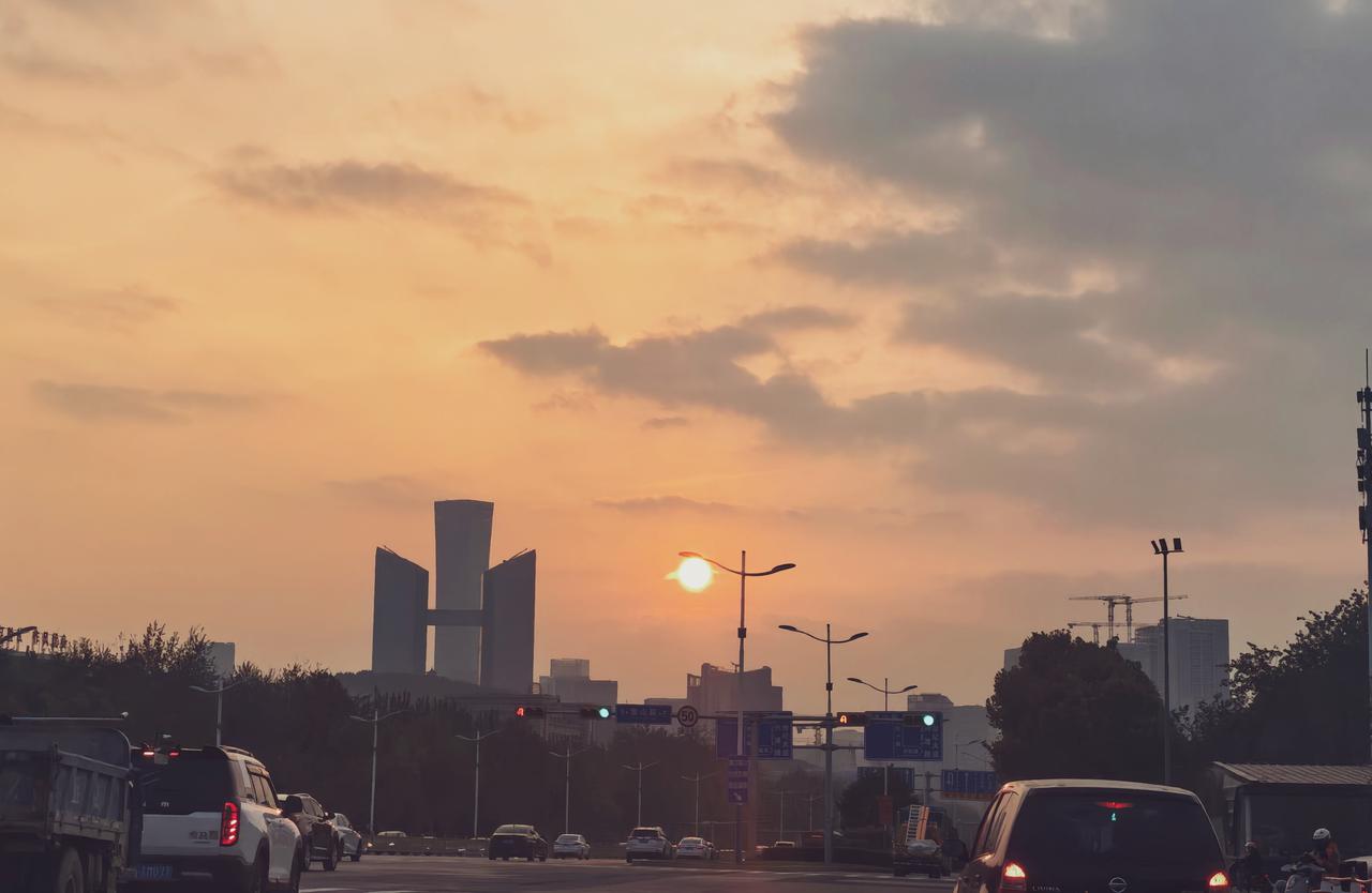 夕阳下的济南第一高，成为一座山  汉峪金谷