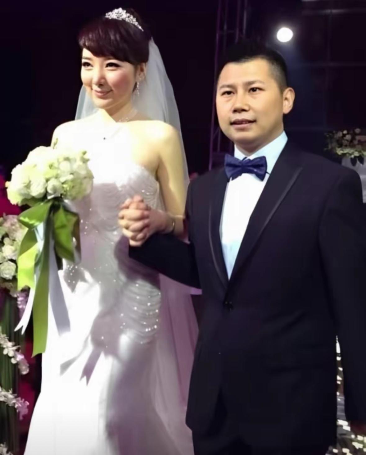 婚礼老照片流出！何云伟牵手娇妻登场
 一组何云伟婚礼现场的老照片曝光，不少网友表