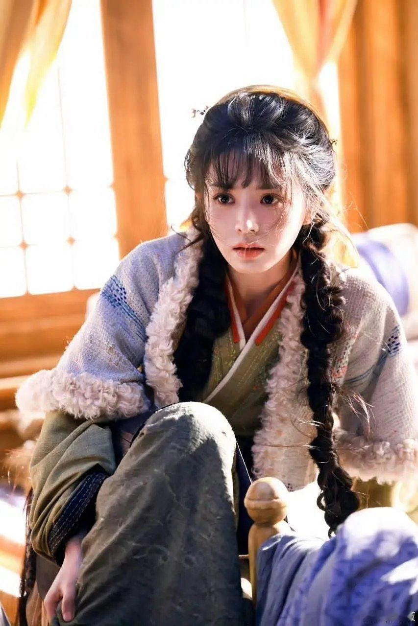 田曦薇古装妆造运好好啊，我扒拉了一下，好像没几个不美的？田儿应该焊在古装吧 ​​