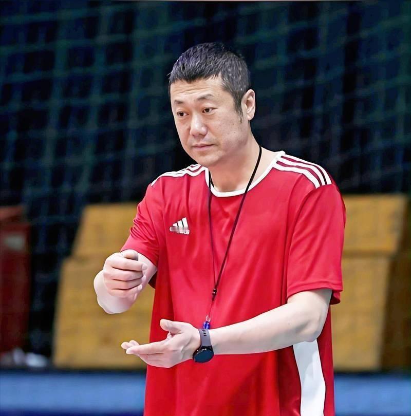 亚锦赛丢冠，担任女排主教练，赵勇1年的工资有多少钱？

亚锦赛丢冠那天晚上，赵勇