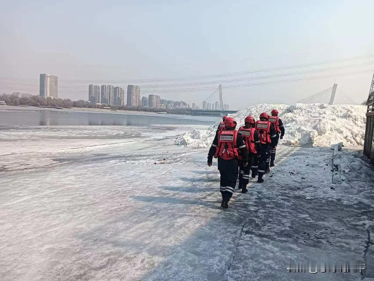 沈阳市扬帆应急救援队响应市应急管理局指导，浑河值守至关重要，应急保障确保安全。