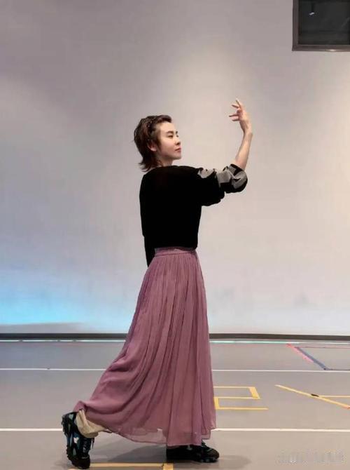 近日综艺舞台幕后，刘雨昕贴心手把手教王濛练习三公舞蹈。身为专业舞者的刘雨昕耐心拆