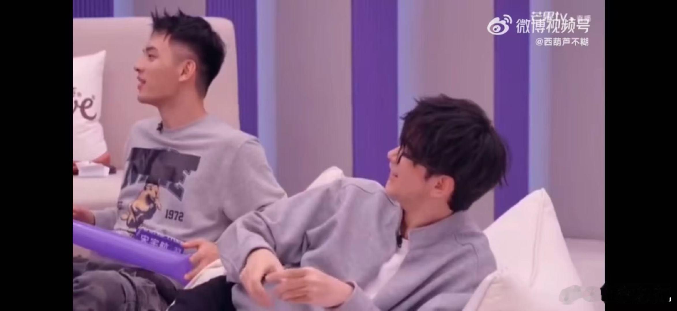 卢飞扬回应嗓子有摩托声鸣远扬训练室救命！卢飞扬这接梗能力绝了！直播回应 “嗓子里