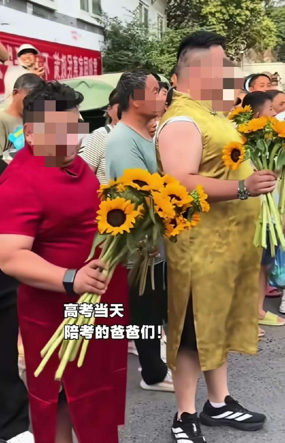 今年高考穿旗袍的爸爸增多了不少！穿旗袍的家长孩子一般都能考好，这是有心理学道理的
