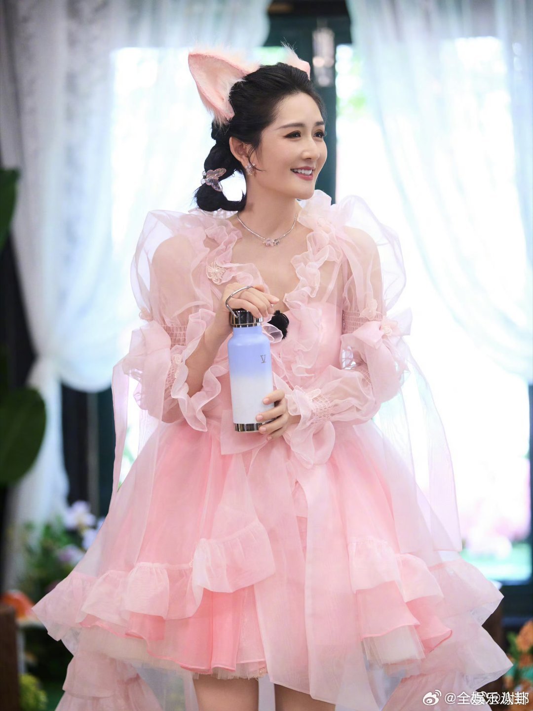 谢娜想要成为他人的安全感 救命！谢娜现在给人的感觉就是 “我先站成山，然后说别怕