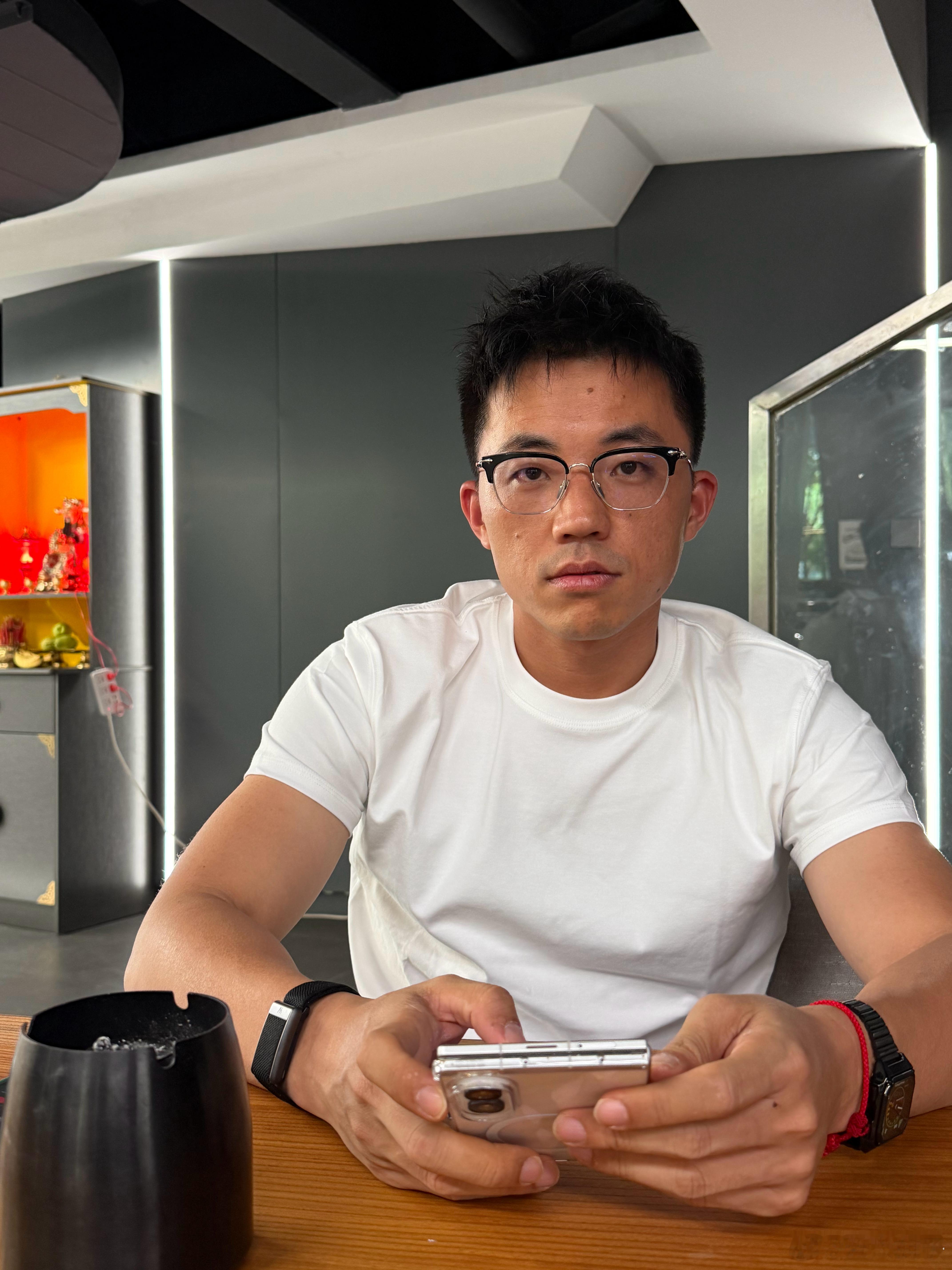 胡老师这肉眼可见的憔悴啊，腊肠哥干的？[允悲] ​​​