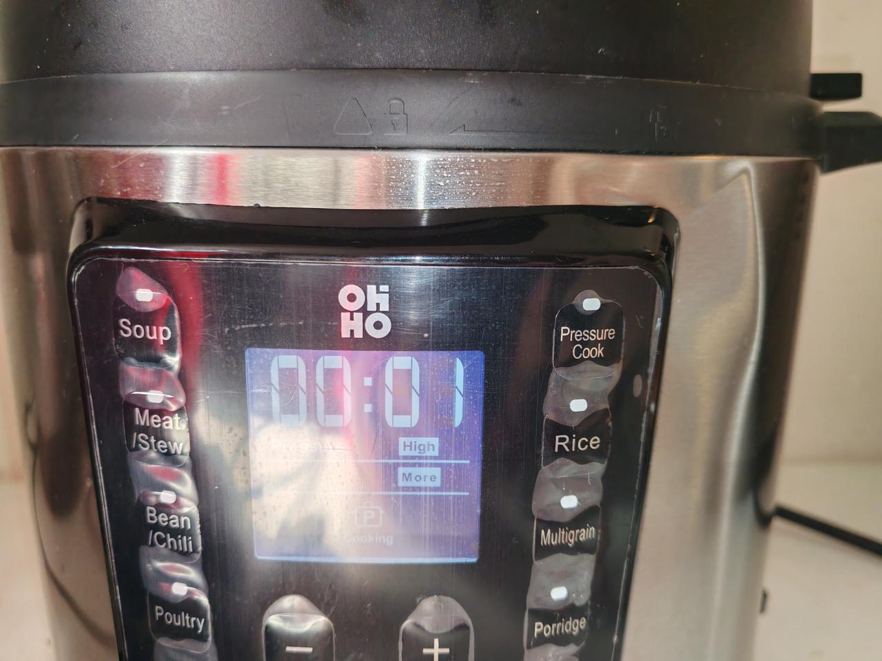 昨天晚上，我和老伴都上床休息了，儿子一会儿开门进来了。

看我们卧室的小台灯还亮