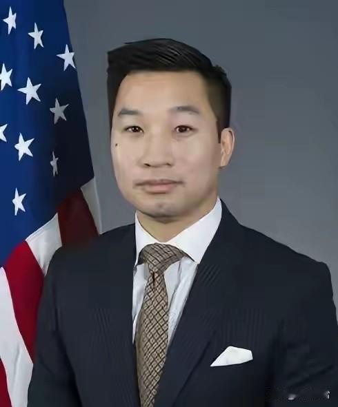 为美国主子卖力，却被卸磨杀驴！
特朗普的华裔顾问黄之瀚，哈佛大学博士，父母是从广