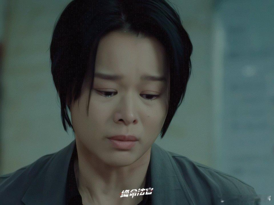 胡杏儿哭戏 她的眼神里有故事，有回忆，有无法挽回的遗憾，让人忍不住跟着心疼。 ​
