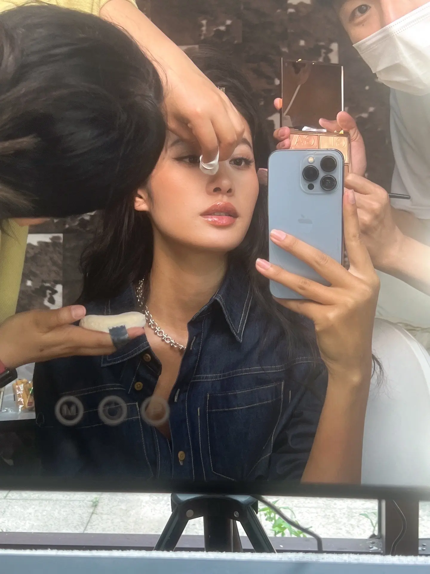 当然 女明星发烧也是要工作的🤧。