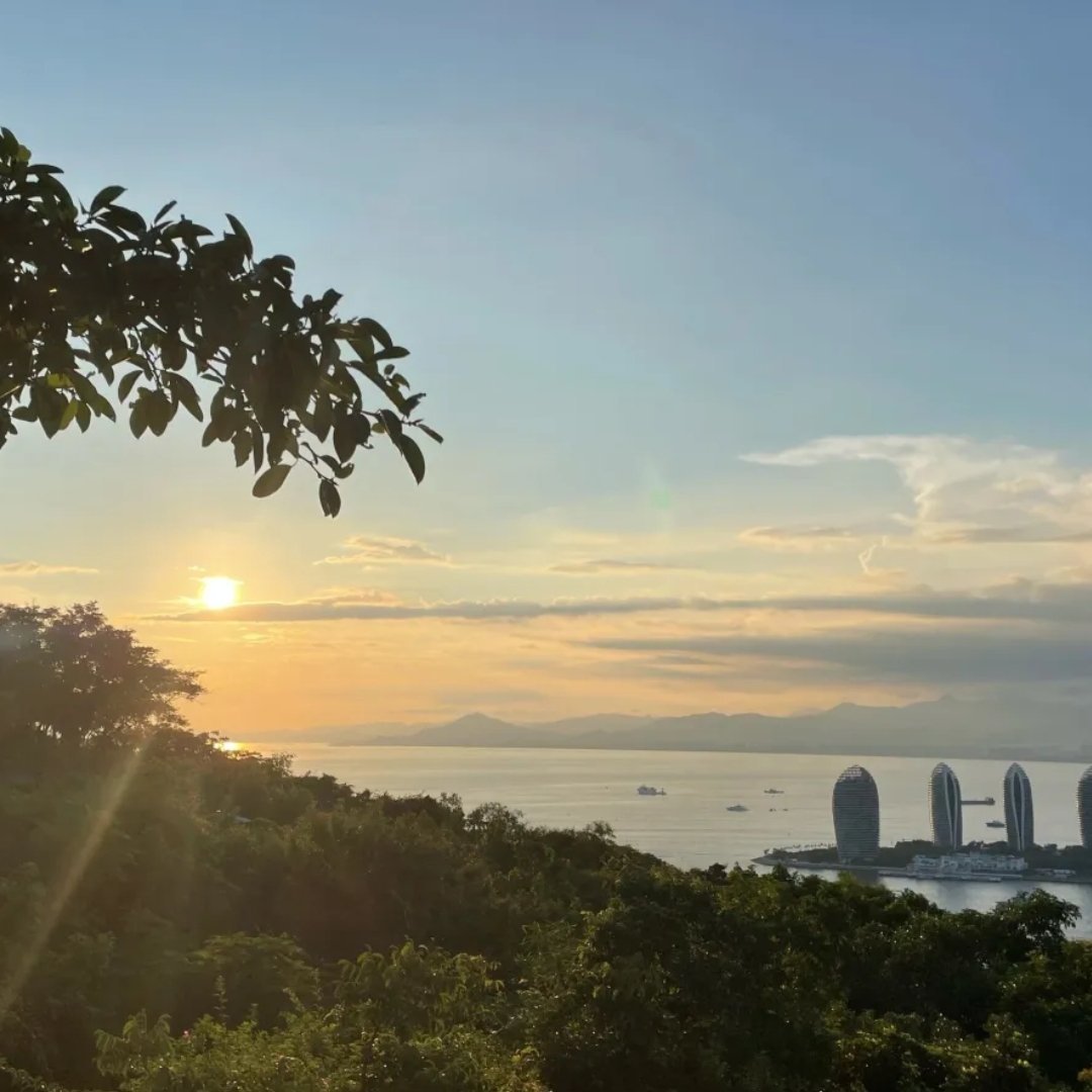 就冲这落日他都得值得，山不是很高，都是修好的山坡路，很好走，走上去用不了太久的时