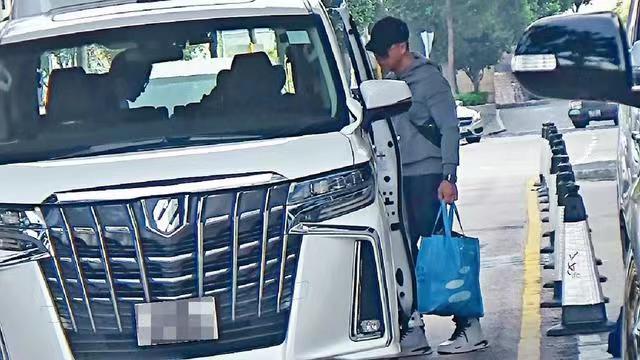 看多了明星街拍，不仅他们的穿搭、单品惹人注目，出行的豪华保姆车也很多人get同款