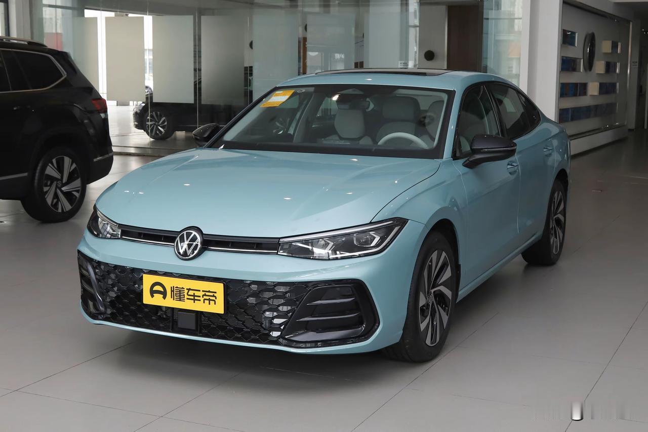 高速通勤优先轿车，长途自驾兼顾通过性选SUV。轿车重心低、风阻小，高速行驶更稳，