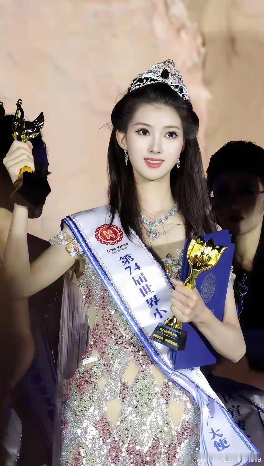 7月19号，第74届世界小姐中国区总决赛在惠安青山湾办完了。
演员兼模特的何楚宁