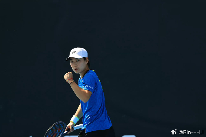 女单资格赛第二轮，中国选手白卓璇🇨🇳延续出色表现，以6-1/6-2直落两盘轻