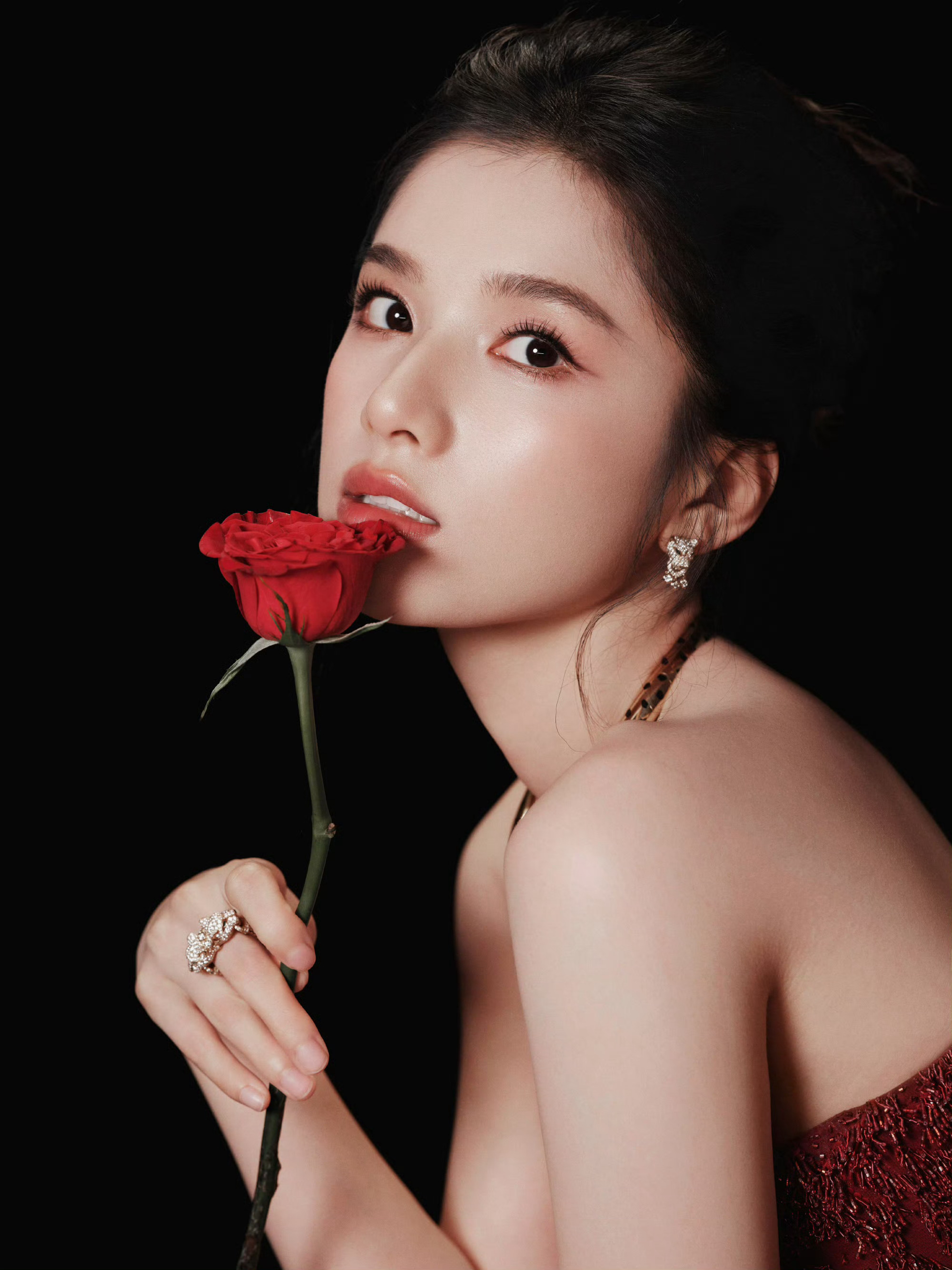 张婧仪Burberry特别定制Burberry品牌大使张婧仪，身着品牌特别定制红