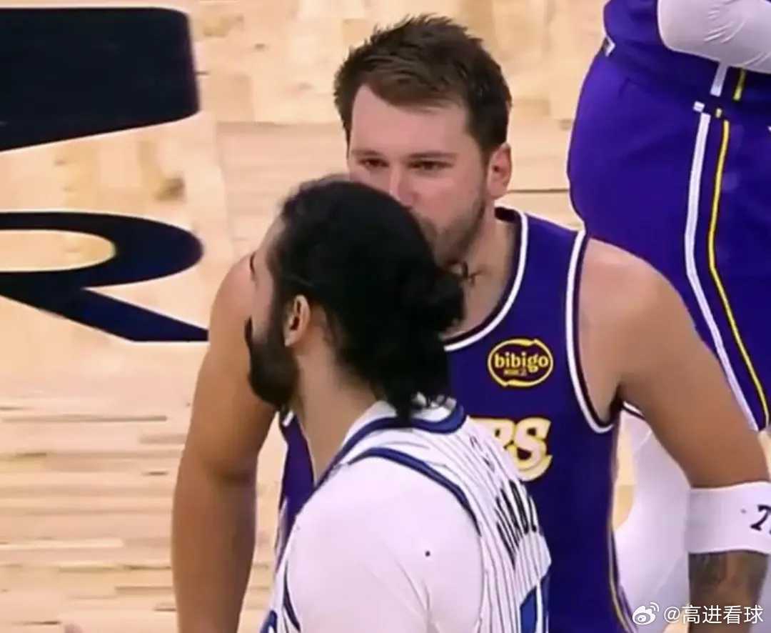 东契奇：比塔泽用塞尔维亚语告诉我“他要搞我全家”北京时间3月22日，美国男子篮球