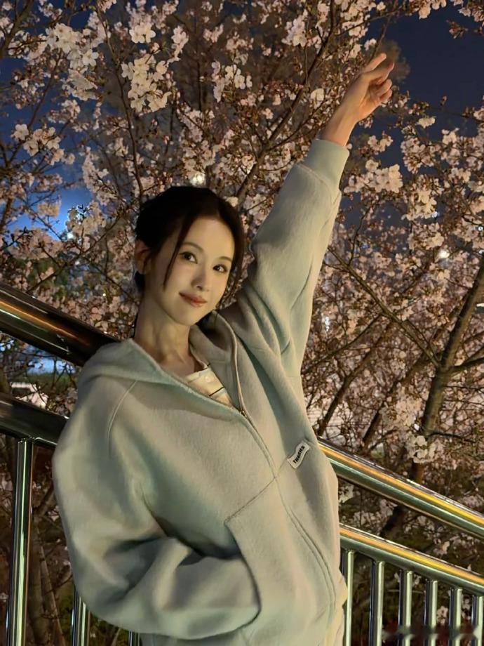 陈都灵拍了夜樱陈都灵夜樱随拍 夜樱好看，嘟嘟更好看～ 