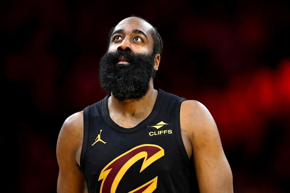 骑士和尼克斯的东部三四名卡位战，谁能想到上半场难解难分，下半场直接变天？骑士狂胜