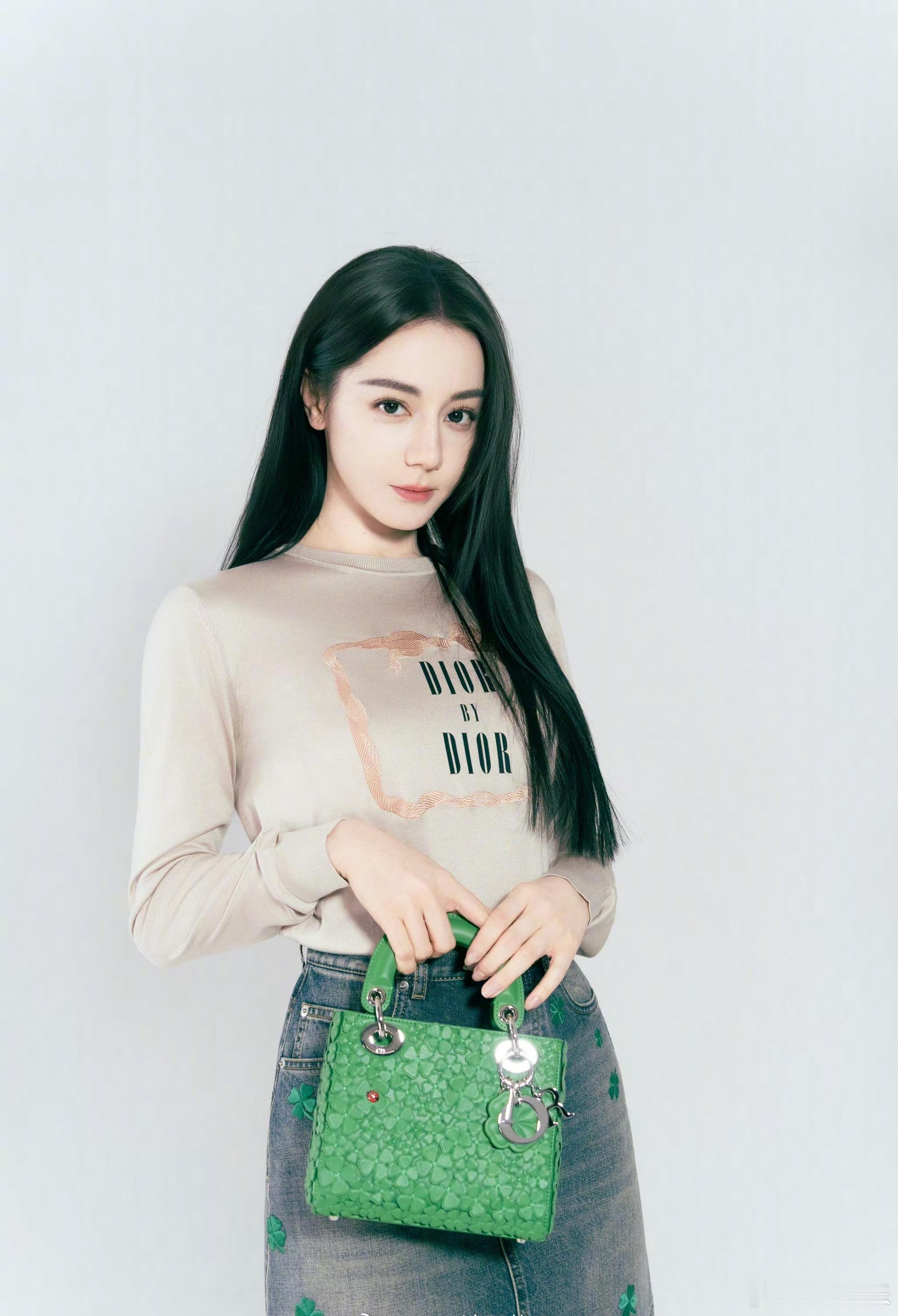 迪丽热巴迪奥最新宣传大片，身穿2026春夏系列，一整个清新简约风格，热巴好会穿！