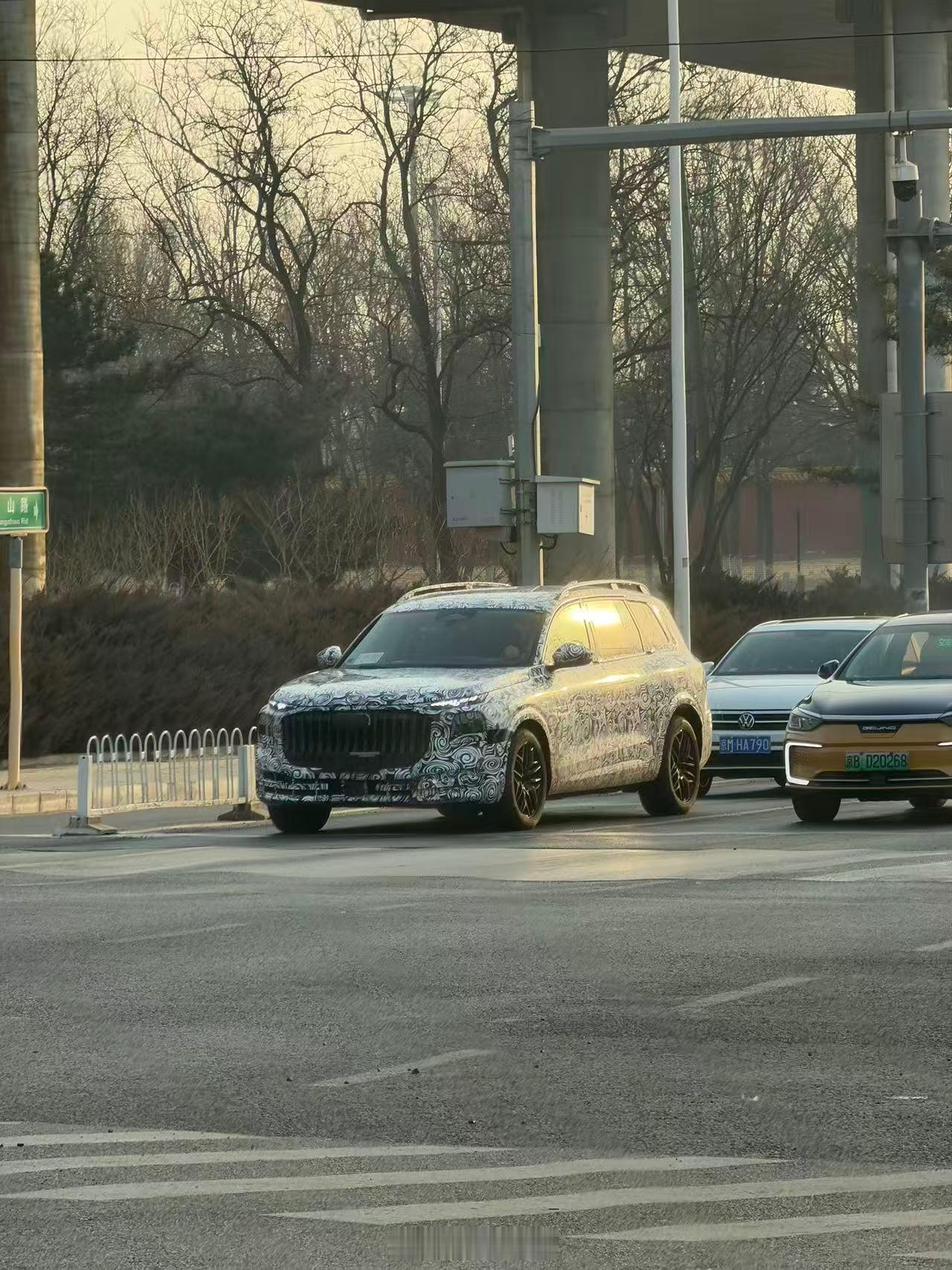 路遇奥迪 Q9 测试车，之前一汽奥迪说过 2027 年会引入 Q9，看样子是在做