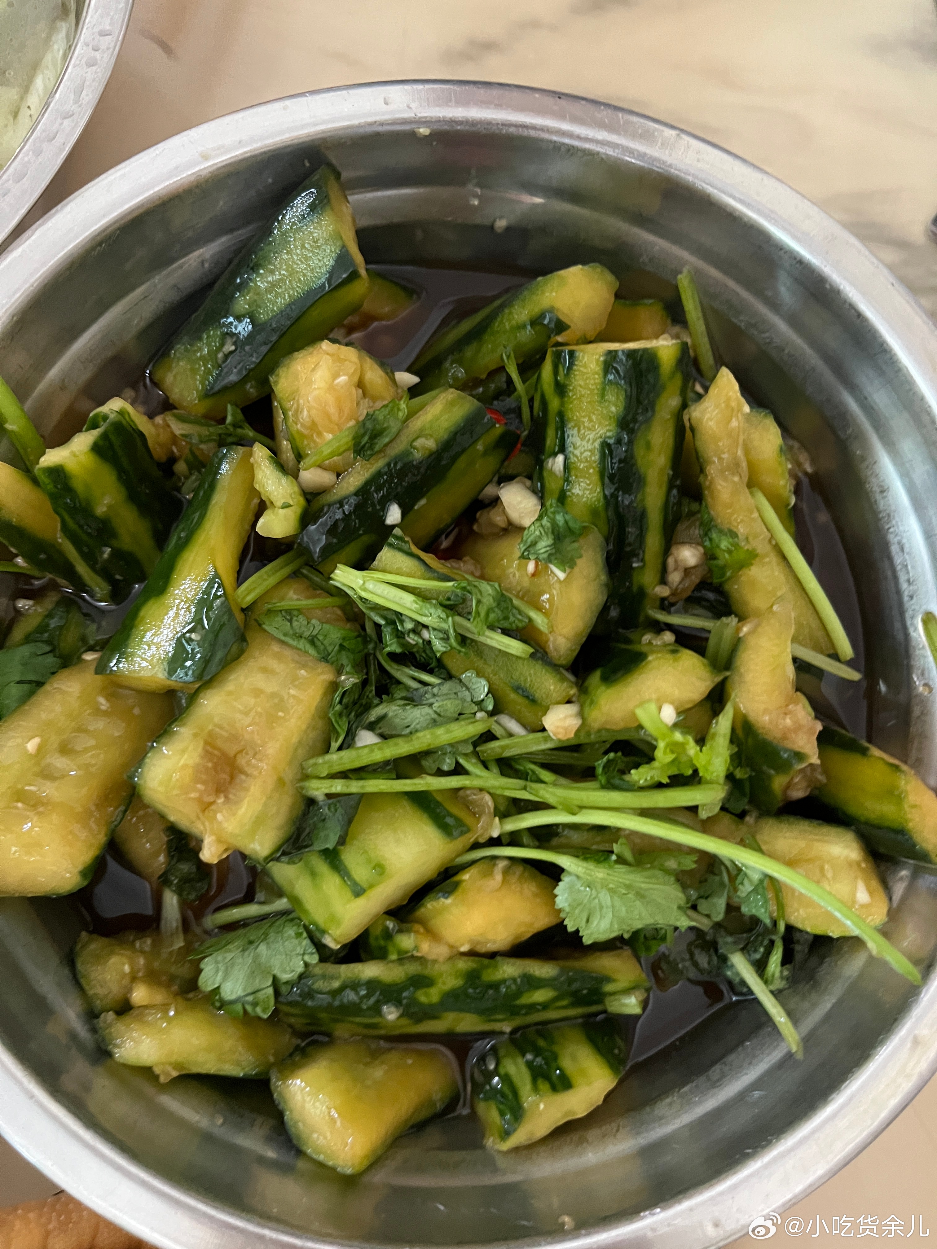 凉拌鸡爪、青瓜都是我做的，青菜、肉是公公炒的。还去超市买了虾、西瓜，让她们吃好一