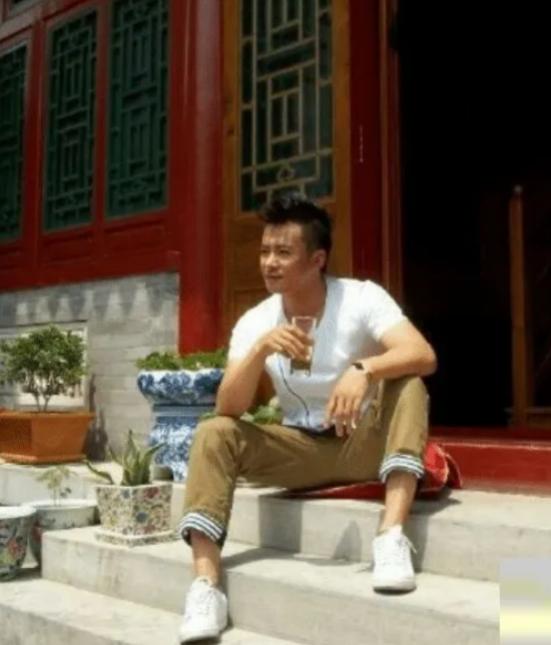 2004年，他花260万在北京买了两套连厕所都没有，破破烂烂的四合院，当时所有的