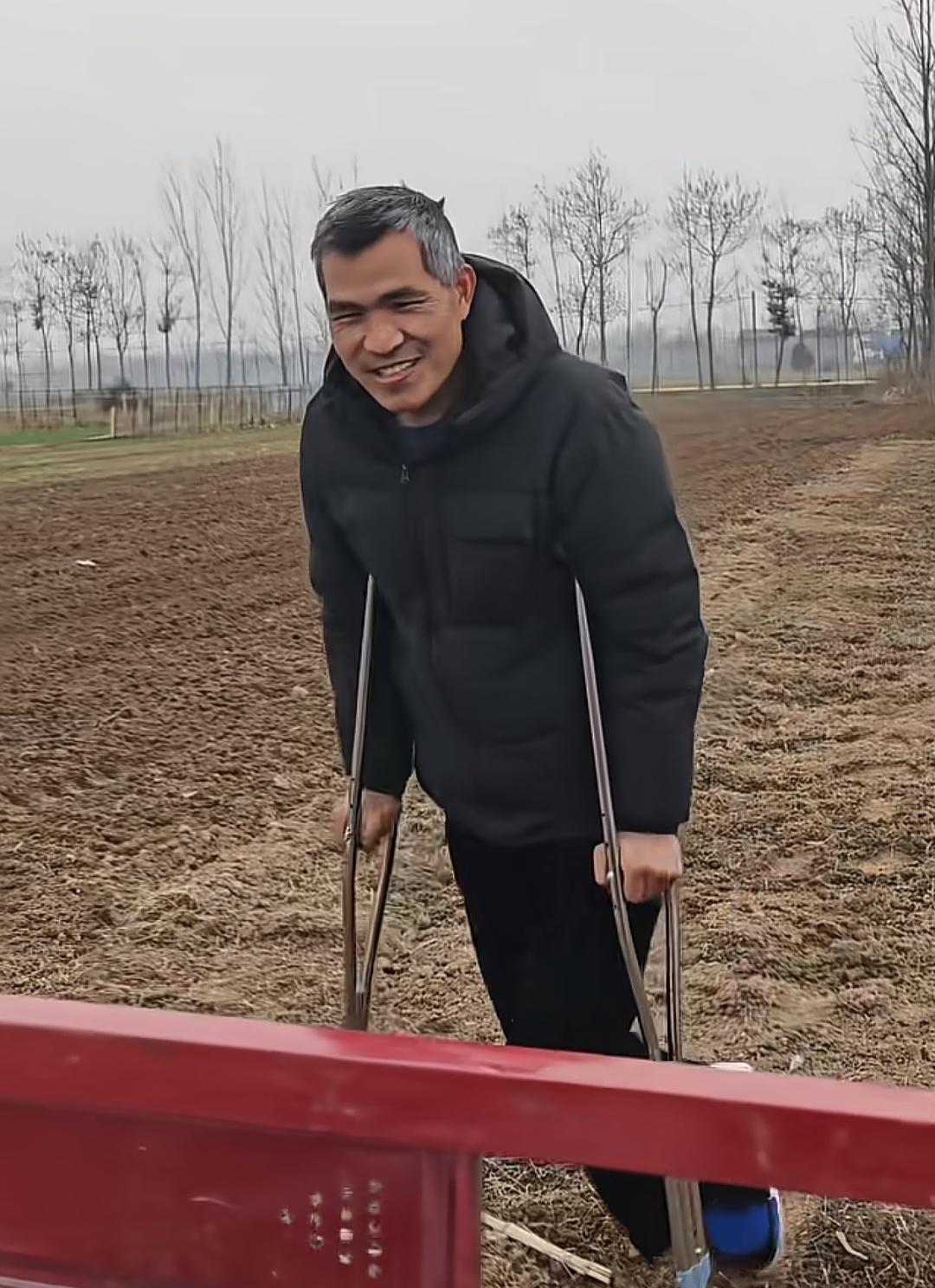 鹏程校长怎么拄起了拐？
2月3日，最美校长鹏程发布了一段拄着拐杖的视频，不少网友