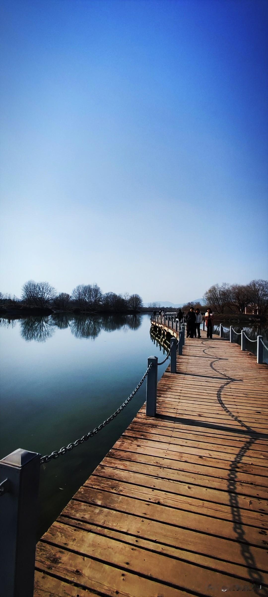 冬日生活打卡季小城的美，一半在街头巷尾的闲情逸致里，一半就在汉江湿地公园里。倘若