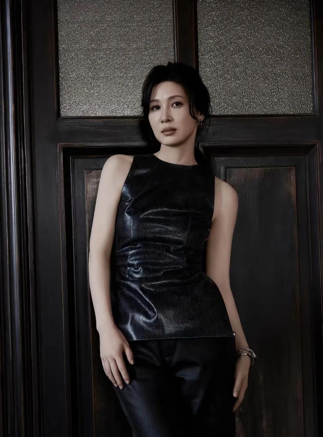 童蕾的40+性感，把岁月穿成了诗！
 
一件黑色露背上衣，搭配同色系皮裤，将她的