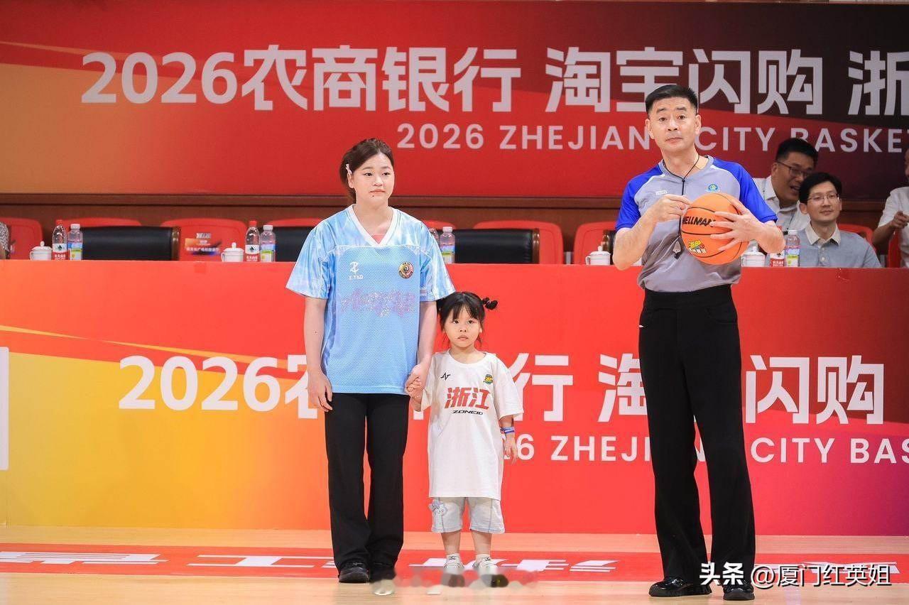 全红婵这个夏天很忙
先是和黄子韬事业上双向奔赴
接着现身西子廊桥参加西湖诗词互动