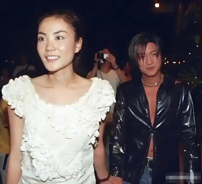谢霆锋为什么会被王菲迷得神魂颠倒？

有人说，王菲太会拿捏男人；也有人怀疑谢霆锋